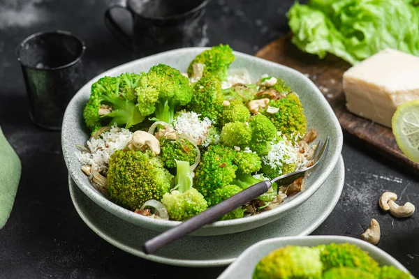 Brokoli ve kaju ve parmesanlı soğan salatası.