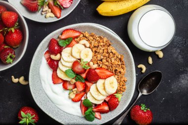 Yoğurtlu granola, çilekli ve muzlu.