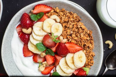 Yoğurtlu granola, çilekli ve muzlu.