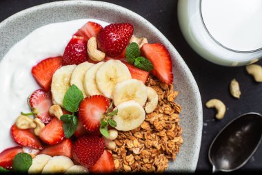 Yoğurtlu granola, çilekli ve muzlu.