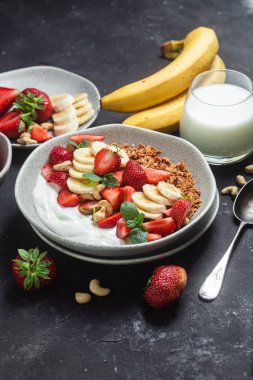 Yoğurtlu granola, çilekli ve muzlu.