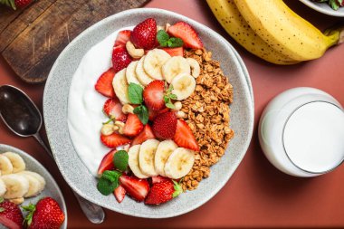 Yoğurtlu granola, çilekli ve muzlu.