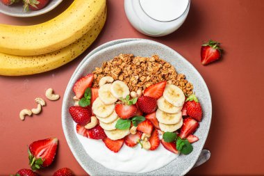 Yoğurtlu granola, çilekli ve muzlu.