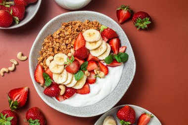 Yoğurtlu granola, çilekli ve muzlu.