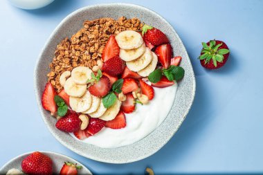 Yoğurtlu granola, çilekli ve muzlu.