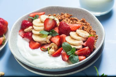 Yoğurtlu granola, çilekli ve muzlu.