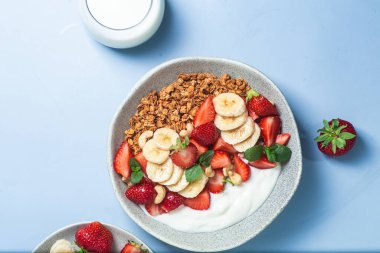 Yoğurtlu granola, çilekli ve muzlu.