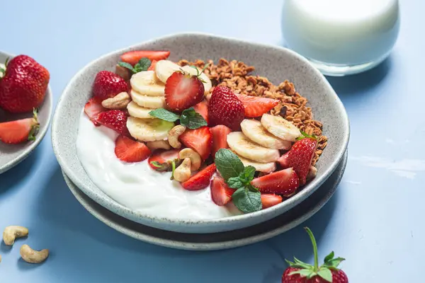 Yoğurtlu granola, çilekli ve muzlu.