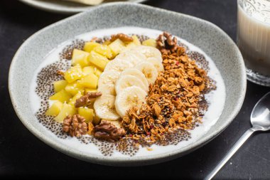 Yoğurtlu granola, mango, muz ve chia.