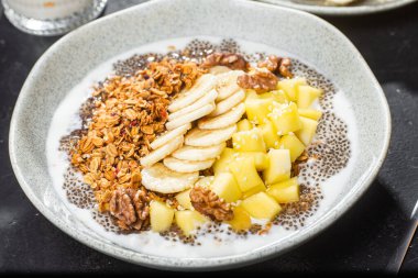 Yoğurtlu granola, mango, muz ve chia.