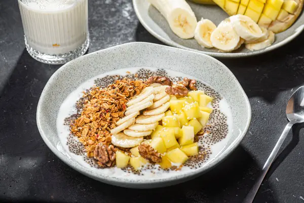 Yoğurtlu granola, mango, muz ve chia.