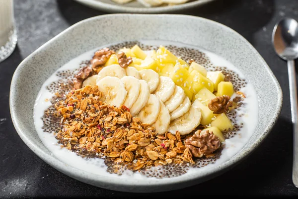 Yoğurtlu granola, mango, muz ve chia.