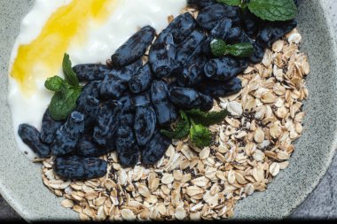 Yoğurtlu yulaf ezmesi ve bir kasede hanımeli.