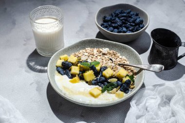 Yoğurtlu yulaf ezmesi, tatlım, mango ve hanımeli.