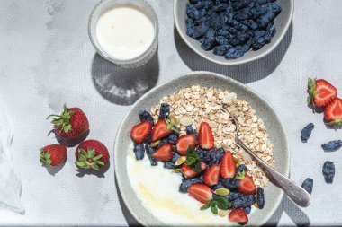 Yoğurtlu yulaf ezmesi, tatlım, mango ve hanımeli.