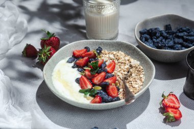 Yoğurtlu yulaf ezmesi, tatlım, mango ve hanımeli.