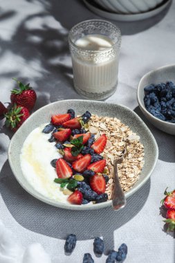 Yoğurtlu yulaf ezmesi, tatlım, mango ve hanımeli.