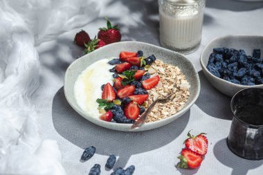 Yoğurtlu yulaf ezmesi, tatlım, mango ve hanımeli.