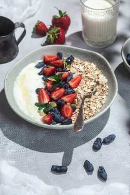 Yoğurtlu yulaf ezmesi, tatlım, mango ve hanımeli.