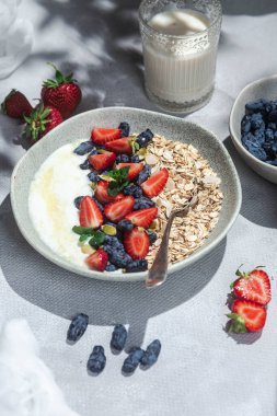 Yoğurtlu yulaf ezmesi, tatlım, mango ve hanımeli.