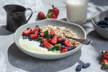 Yoğurtlu yulaf ezmesi, tatlım, mango ve hanımeli.