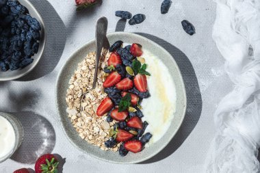 Yoğurtlu yulaf ezmesi, tatlım, mango ve hanımeli.