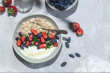Yoğurtlu yulaf ezmesi, tatlım, mango ve hanımeli.