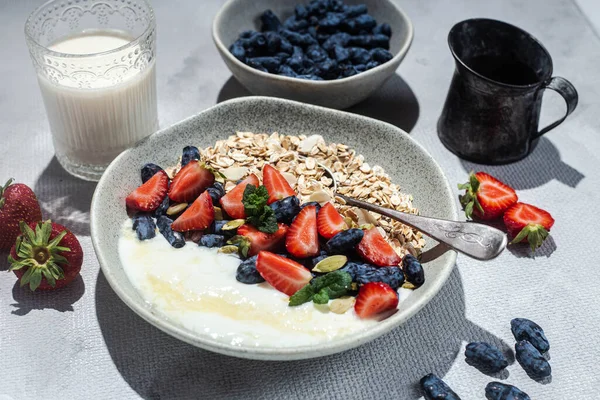 Yoğurtlu yulaf ezmesi, tatlım, mango ve hanımeli.