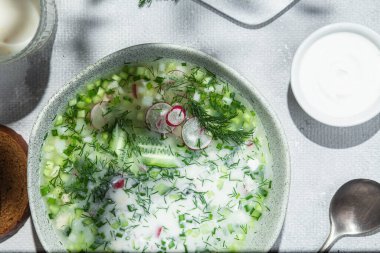 Soğuk çorba. Okroshka, kasede et var.