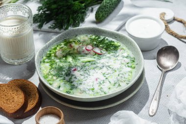 Soğuk çorba. Okroshka, kasede et var.