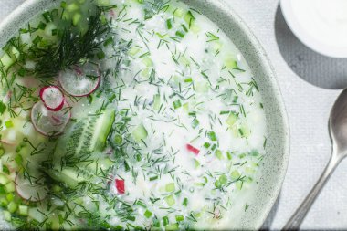 Soğuk çorba. Okroshka, kasede et var.