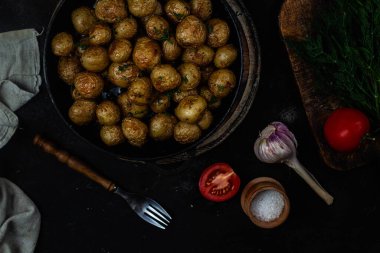 Kavanozda taze patates.