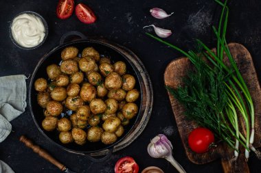 Kavanozda taze patates.