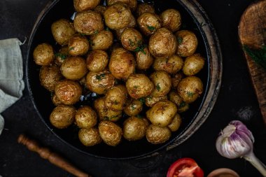 Kavanozda taze patates.