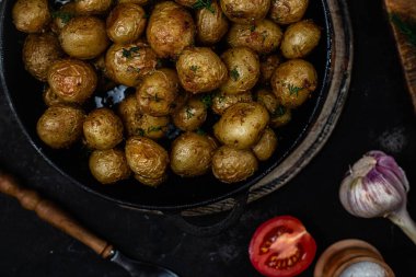 Kavanozda taze patates.