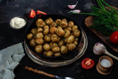 Kavanozda taze patates.