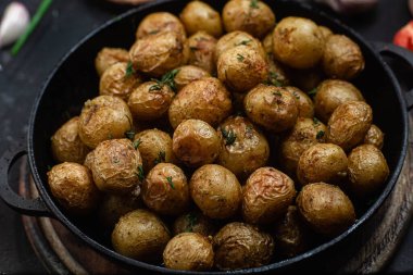 Kavanozda taze patates.