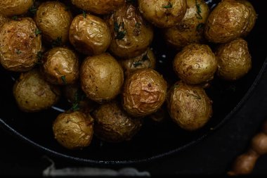 Kavanozda taze patates.