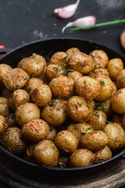 Kavanozda taze patates.