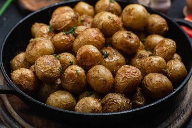 Kavanozda taze patates.