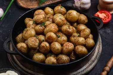 Kavanozda taze patates.