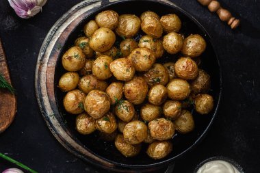 Kavanozda taze patates.