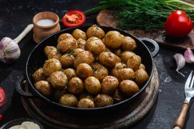 Kavanozda taze patates.