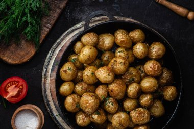 Kavanozda taze patates.