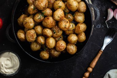 Kavanozda taze patates.