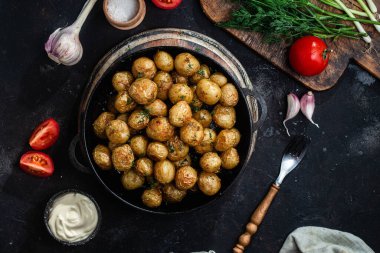 Kavanozda taze patates.