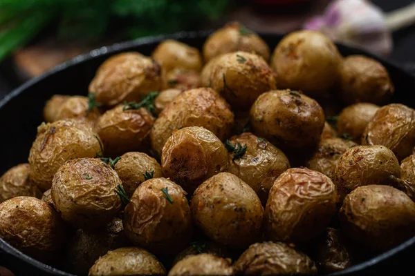 Batatas Novas Assadas Uma Tigela — Fotografia de Stock