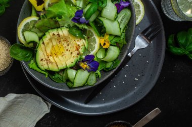 Yeşillik, avokado ve salatalık salatası. Yemek tasarımı.