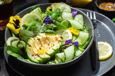 Yeşillik, avokado ve salatalık salatası. Yemek tasarımı.