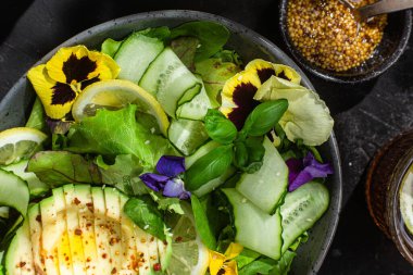 Yeşillik, avokado ve salatalık salatası. Yemek tasarımı.